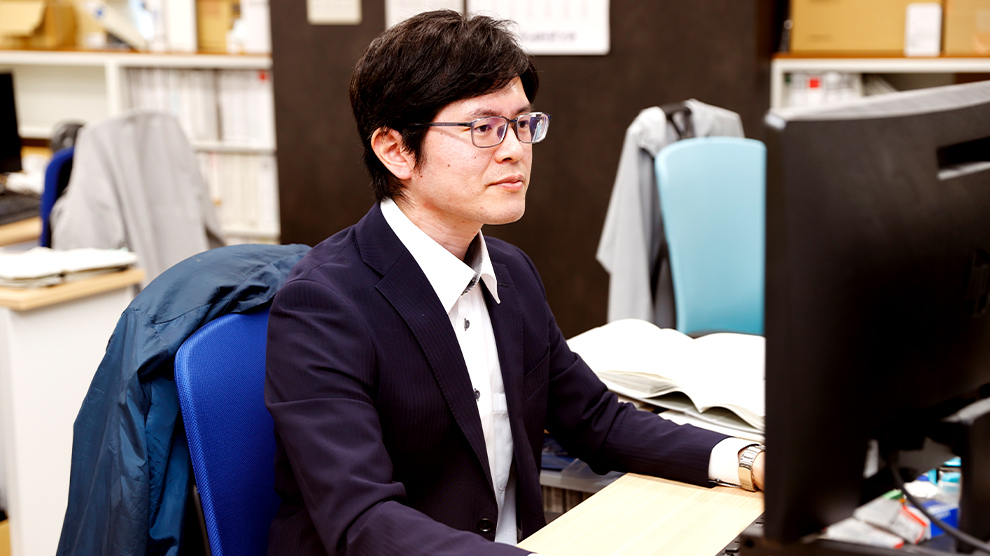 K.N.さん デスクワーク中の写真