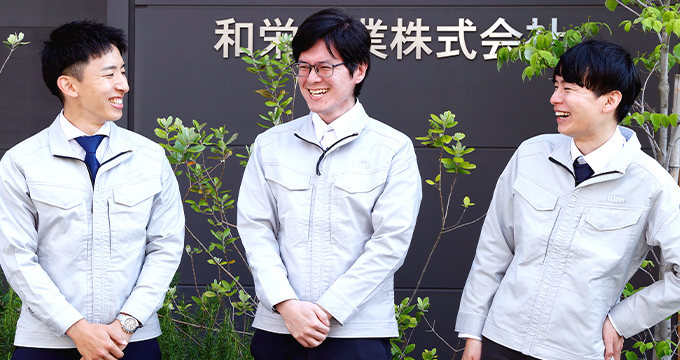 社員3人が会話している写真